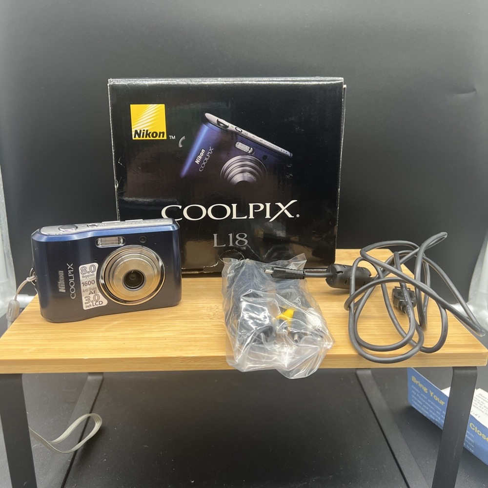 Nikon COOLPIX L18 8.0MP Digital Camera - Blue For Parts Not Working